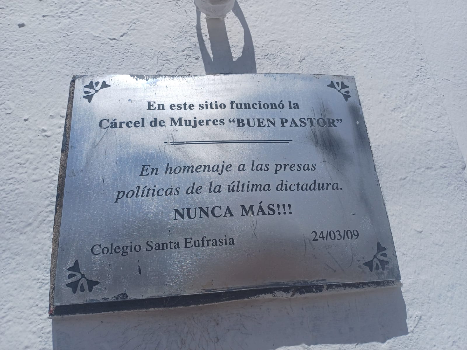 Placa en homenaje a las presas políticas